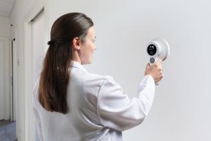 Woman in lab coat using RaySafe 452